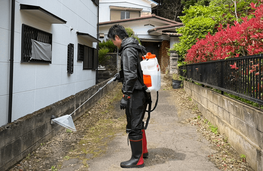 管理費に含まれる除草剤散布中の様子